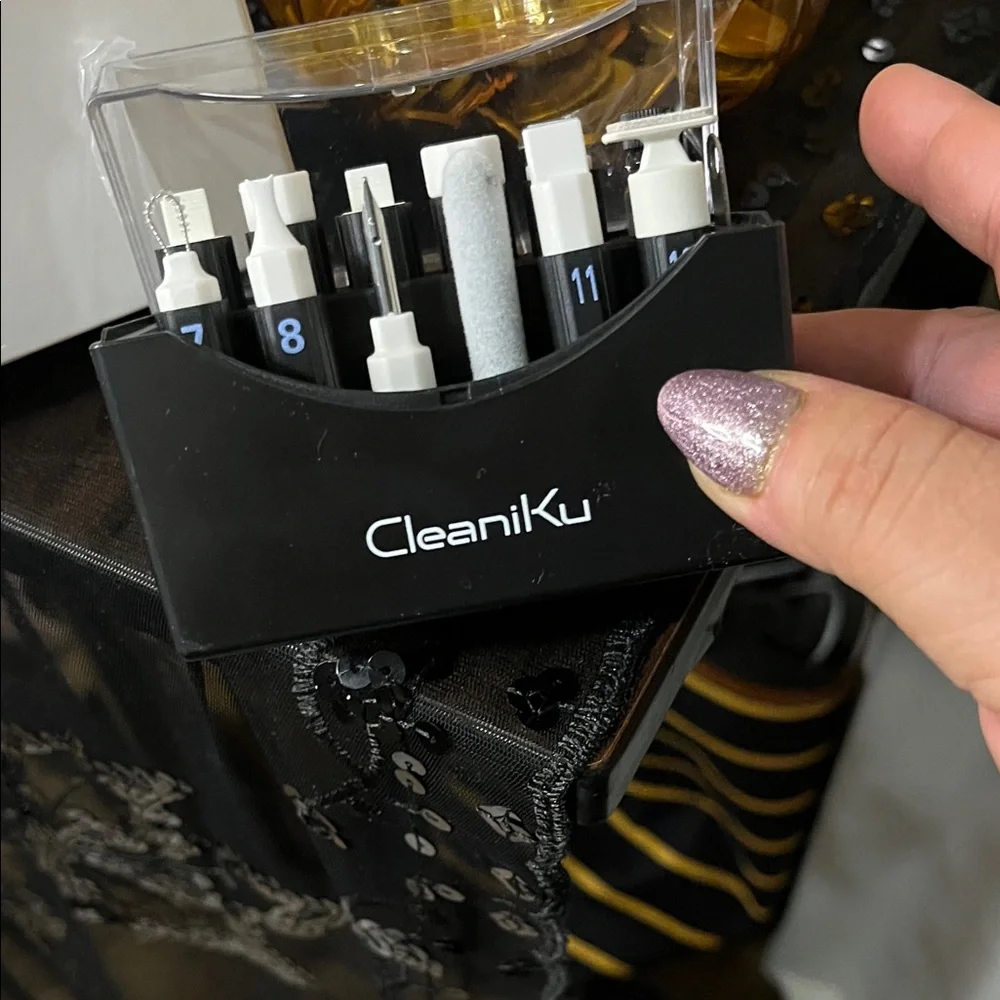 Black Phone Cleaning Kit